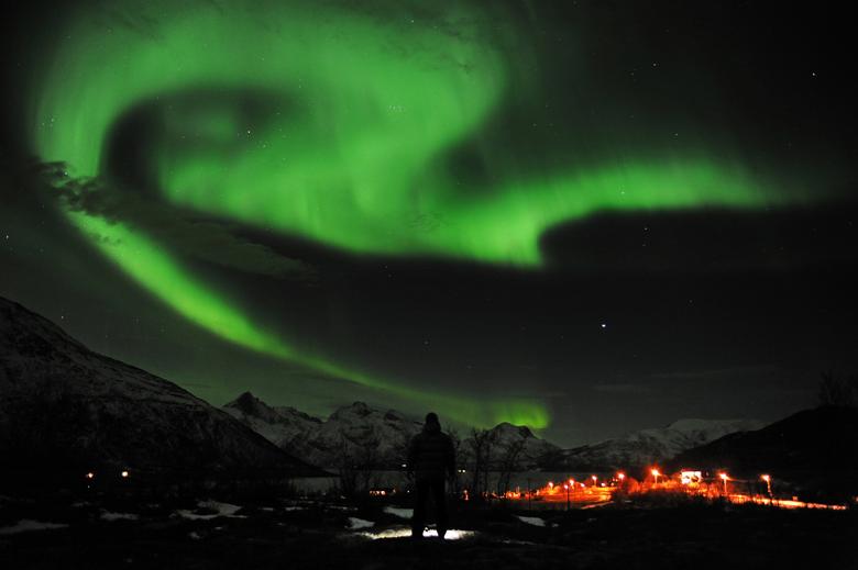 Una vista general de la aurora boreal cerca de la ciudad de Tromsoe en el norte de Noruega, enero de 2012