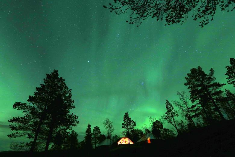 La aurora boreal sobre un campamento de montaña al norte del círculo polar ártico, cerca del pueblo de Mestervik, Noruega, septiembre de 2014.