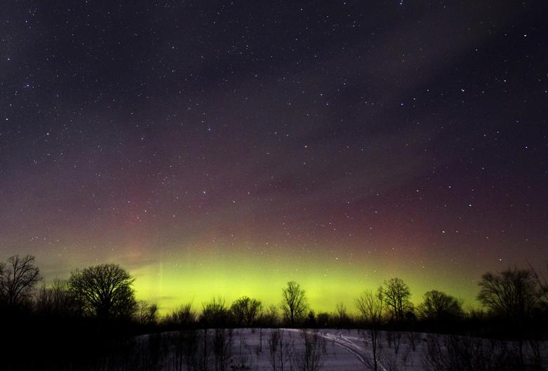 El resplandor de la aurora boreal se ve en el horizonte en la región de los lagos Kawartha, en el sur de Ontario, febrero de 2015.