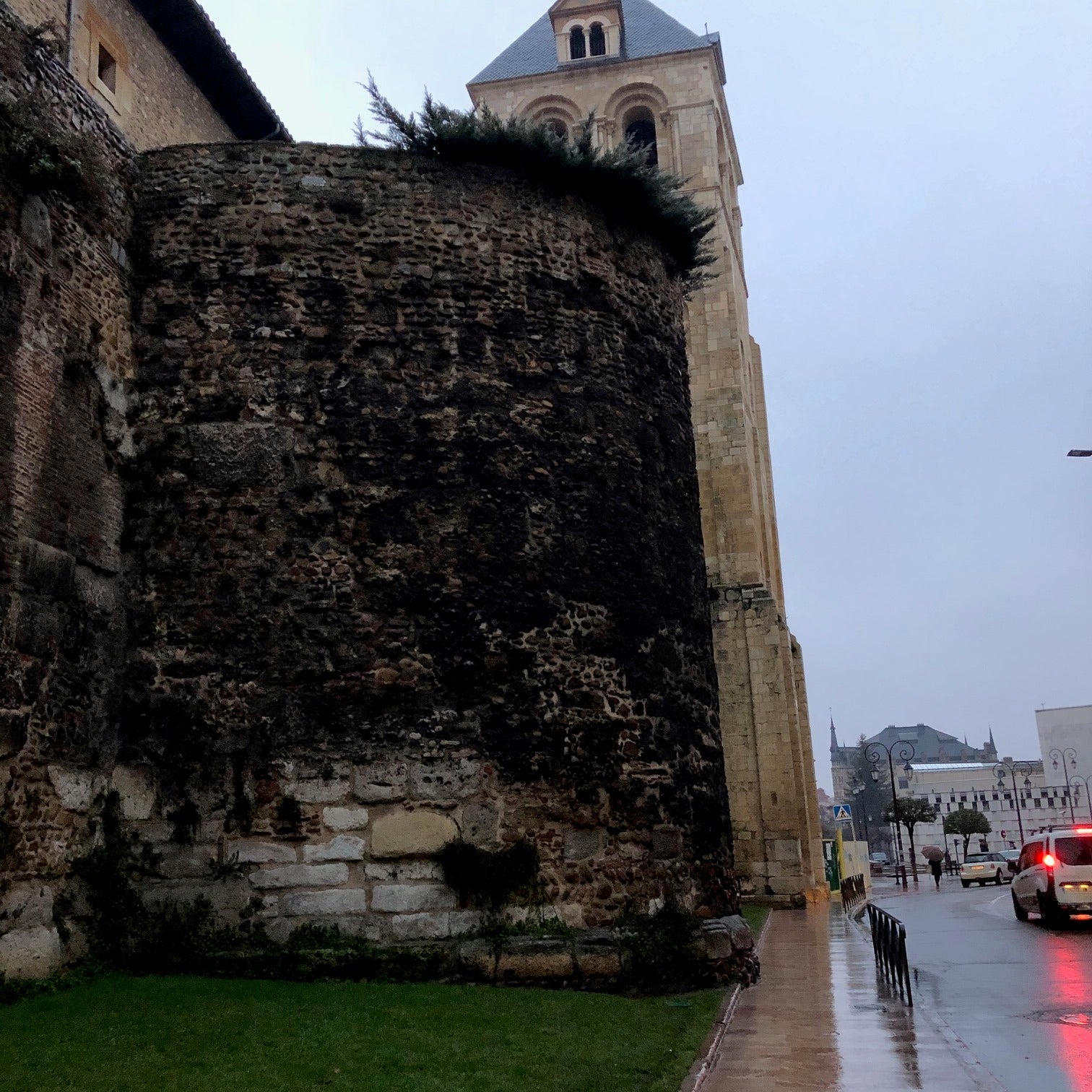 Aspecto de la muralla de León en Ramón y Cajal. 