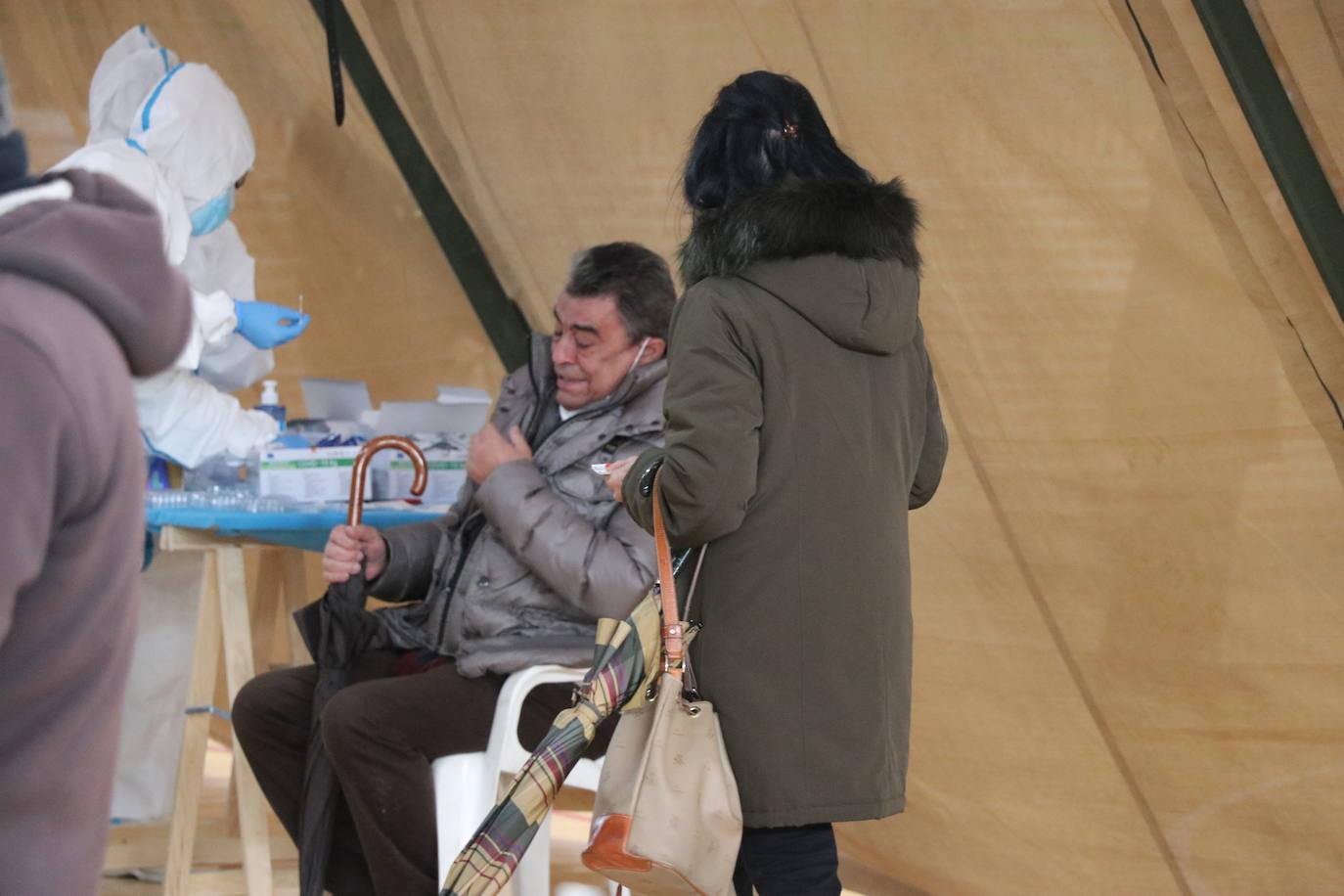 Cientos de vecinos acuden a las pruebas anticovid en la ciudad maragata .