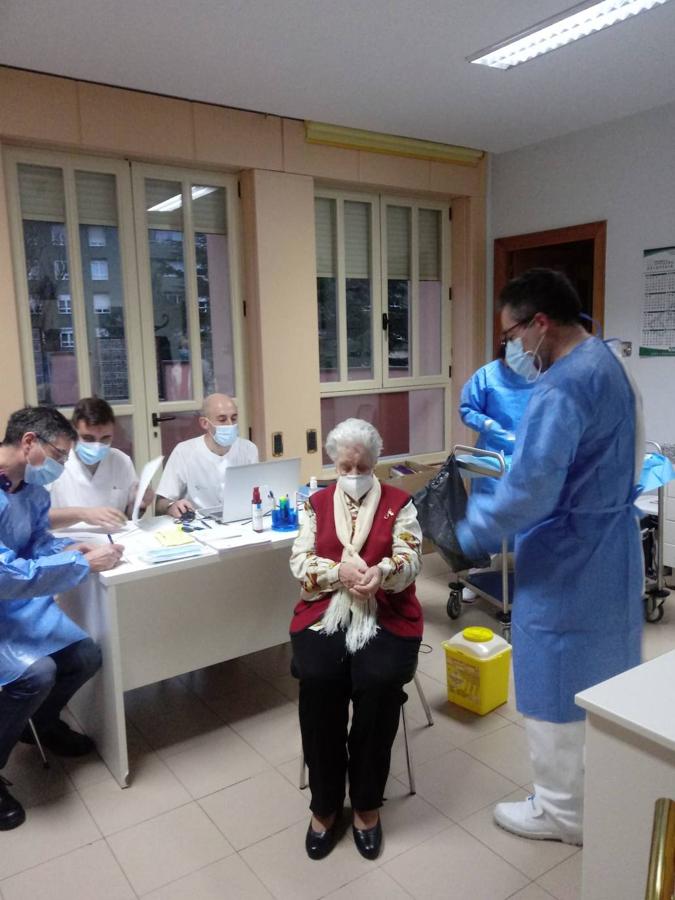 María Ángeles, cocinera de la residencia San José, recibiendo la segunda dosis de la vacuna frente a la covid-19.