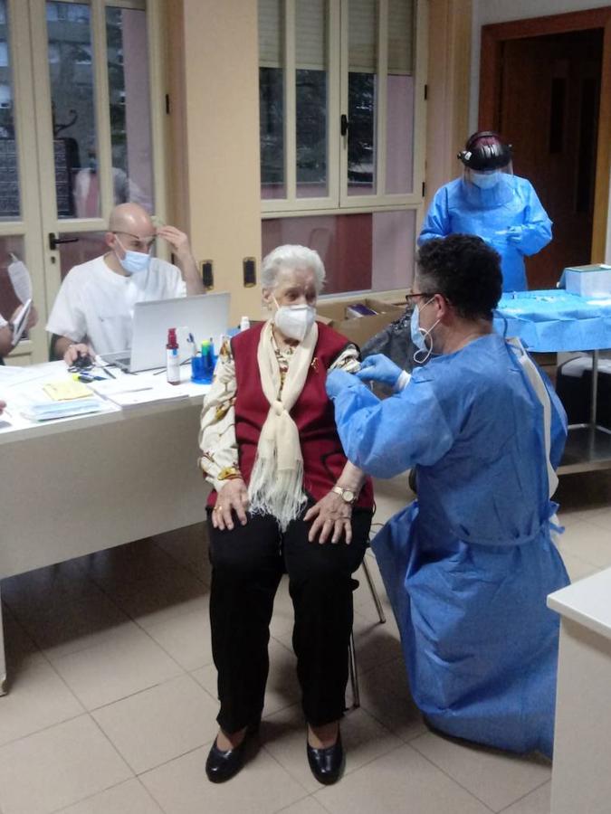 María Ángeles, cocinera de la residencia San José, recibiendo la segunda dosis de la vacuna frente a la covid-19.