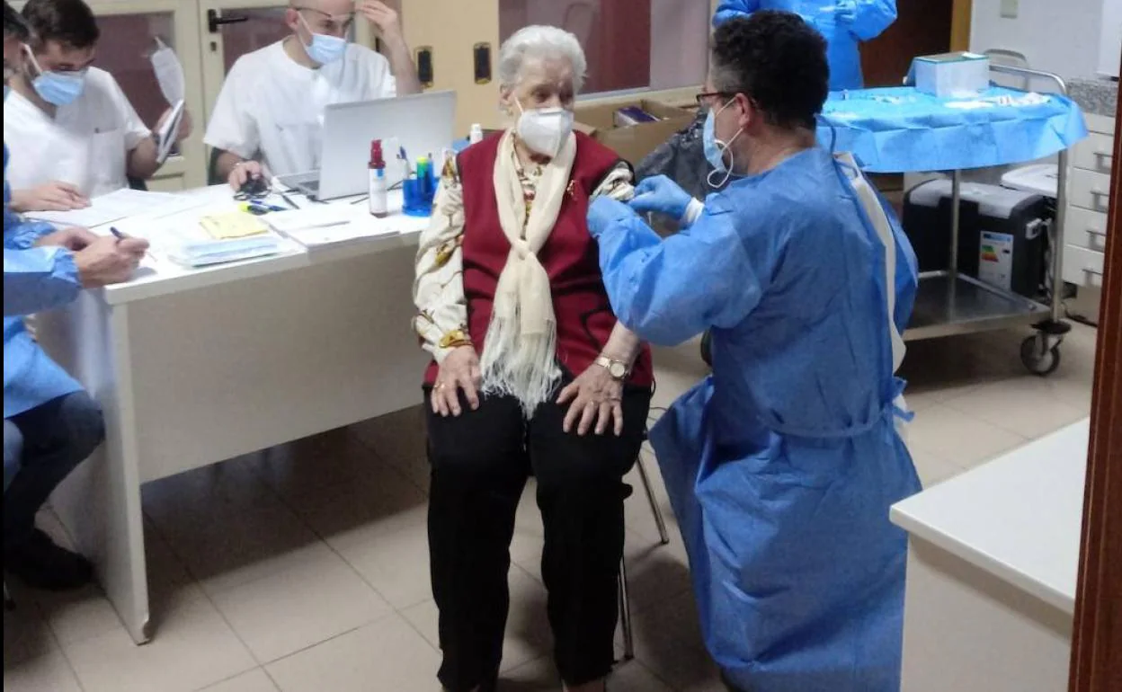 Azucena y María Ángeles, residente y cocinera del centro San José, reciben la segunda dosis de la vacuna contra la covid-19.