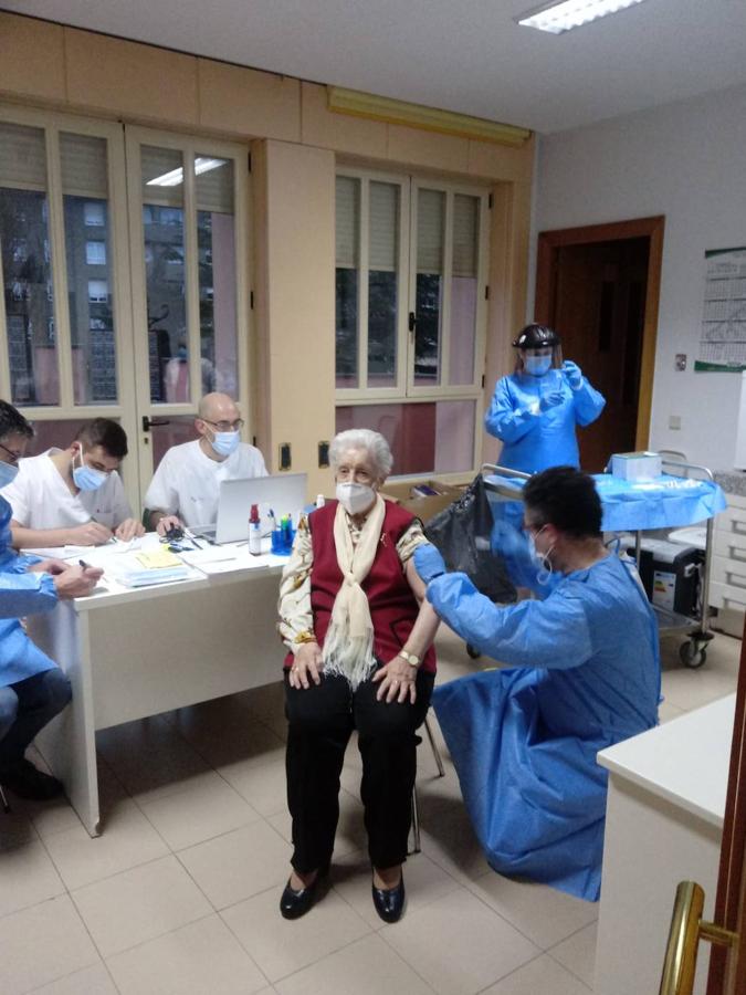 María Ángeles, cocinera de la residencia San José, recibiendo la segunda dosis de la vacuna frente a la covid-19.