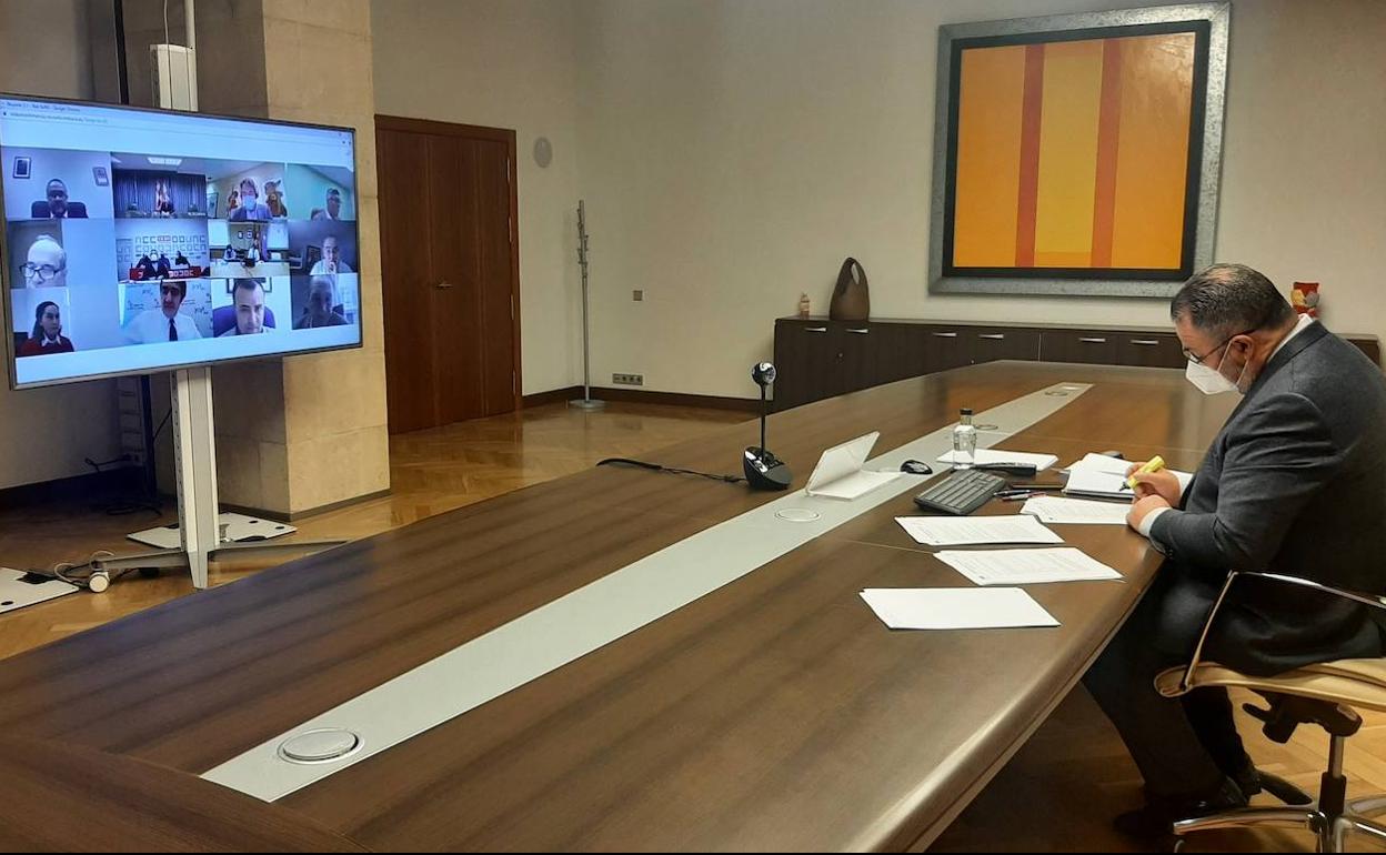 El presidente de la Diputación, durante la reunión telemática de la Mesa por León. 