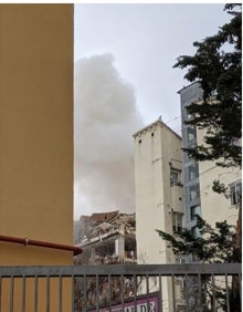 Imagen secundaria 2 - Imagen del edificio afectado y de momentos después de la explosión