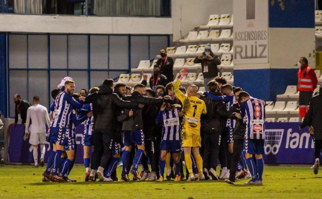 Los jugadores del Alcoyano celebran su histórico triunfo ante el Real Madrid. 