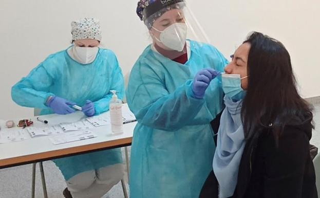 Varios sanitarios realizan test de antígenos en la Universidad Rey Juan Carlos, en Móstoles (Madrid) 