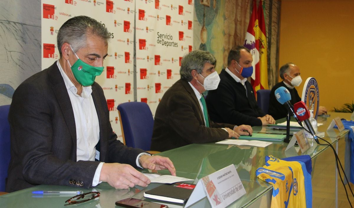 Fotos: Firma del acuerdo marco entre la ULE y el Olímpico