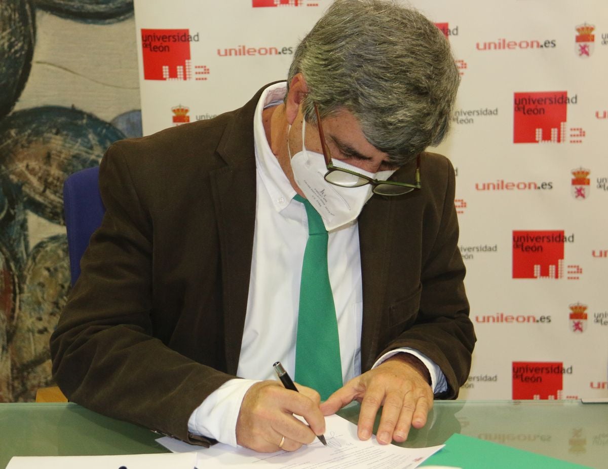 Fotos: Firma del acuerdo marco entre la ULE y el Olímpico