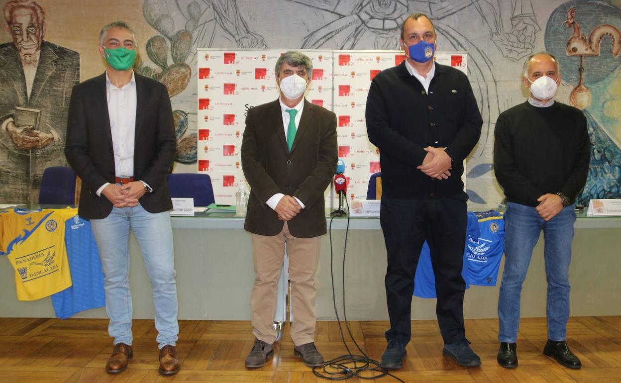 El vicerrector de Deportes de la ULE, Isidoro Martínez, el rector en funciones de la ULE, Miguel Ángel Tesouro, el presidente del Olímpico de León, José Pedro Luengo, y el director del servicio de Deportes de la ULE, Julio de Paz, en la rúbrica del acuerdo.