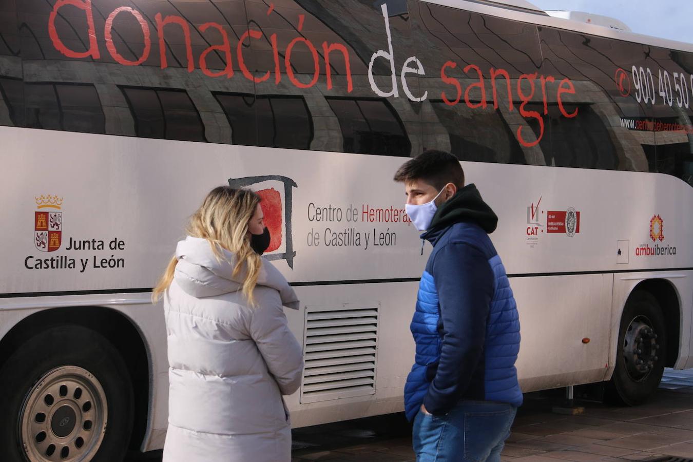 Martín Manciñedo y Juan Martínez Majo en el autobús de donantes de sangre.