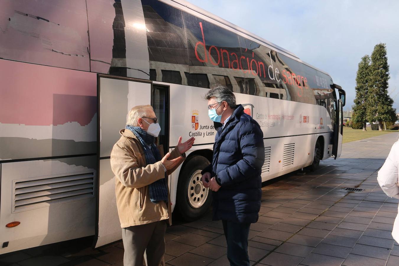 Martín Manciñedo y Juan Martínez Majo en el autobús de donantes de sangre.