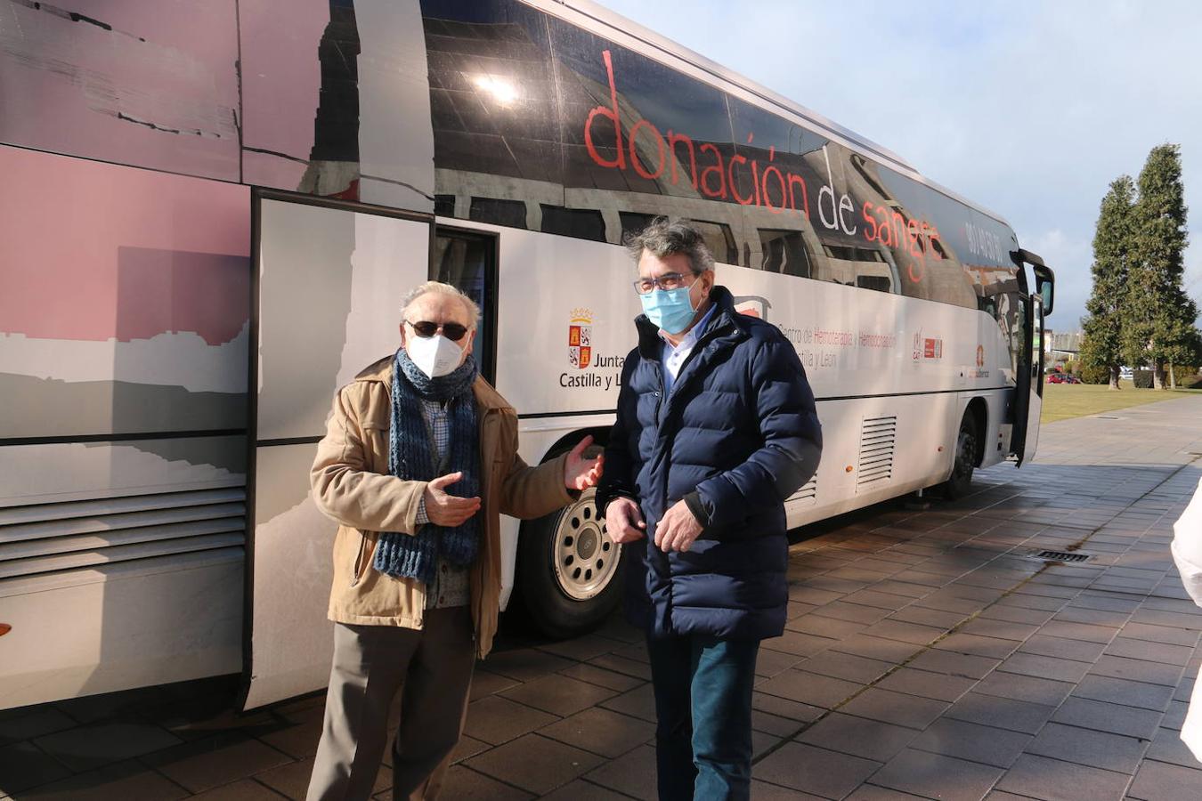 Martín Manciñedo y Juan Martínez Majo en el autobús de donantes de sangre.