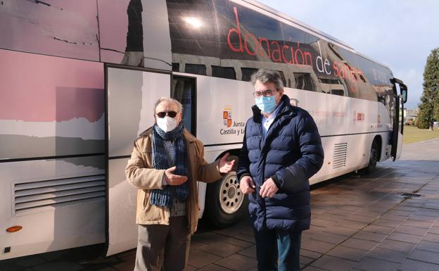 Galería. Martín Manceñido y Juan Martínez Majo visitan el autobús de donantes de sangre.