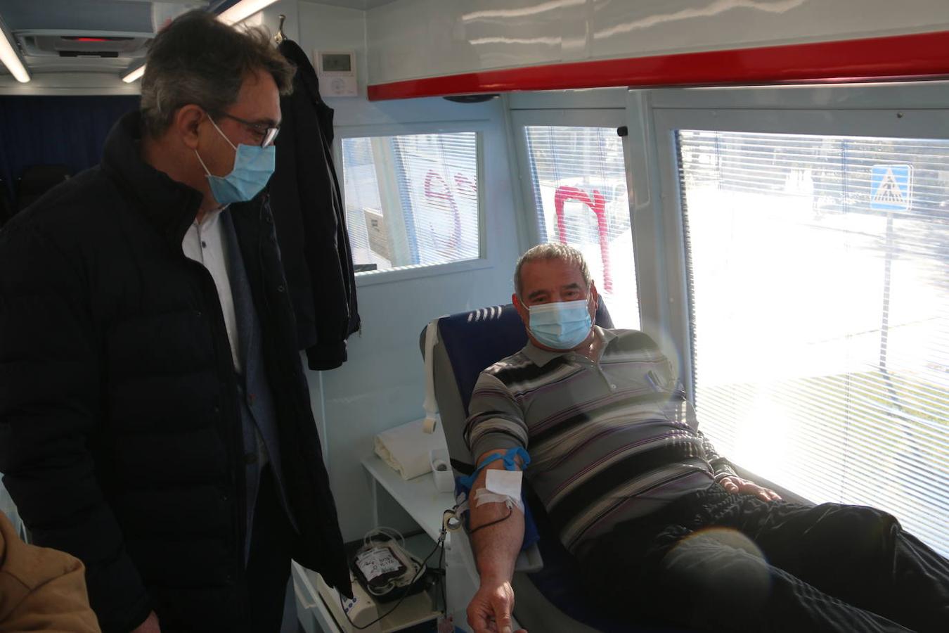 Martín Manciñedo y Juan Martínez Majo en el autobús de donantes de sangre.