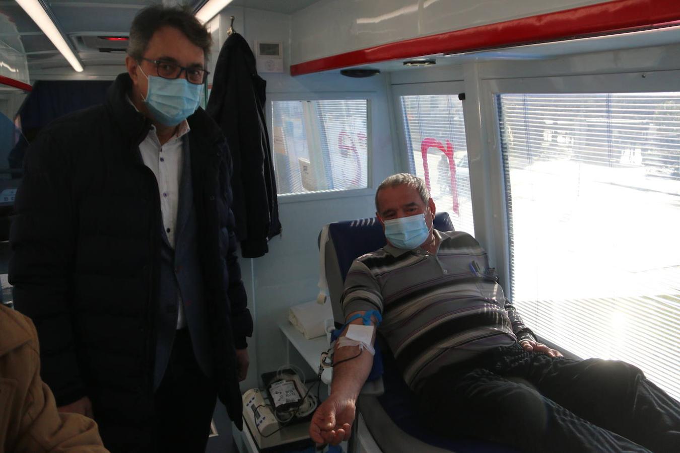 Martín Manciñedo y Juan Martínez Majo en el autobús de donantes de sangre.