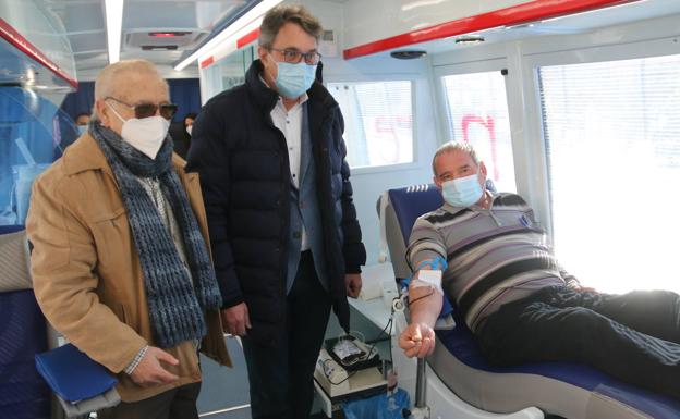 Martín Manceñido y Juan Martínez Majo visitan a los donantes en el autobús de Donantes de Sangre frenta a la Junta.