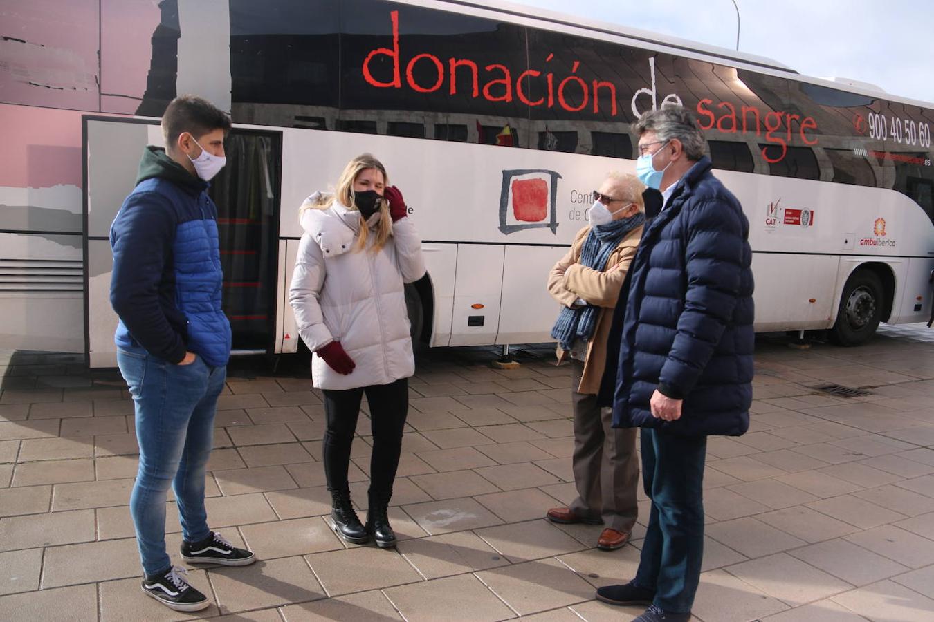 Martín Manciñedo y Juan Martínez Majo en el autobús de donantes de sangre.