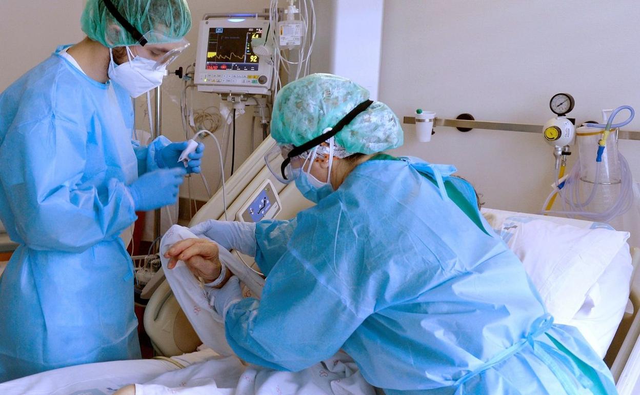 Un equipo médico atiende a un paciente covid.