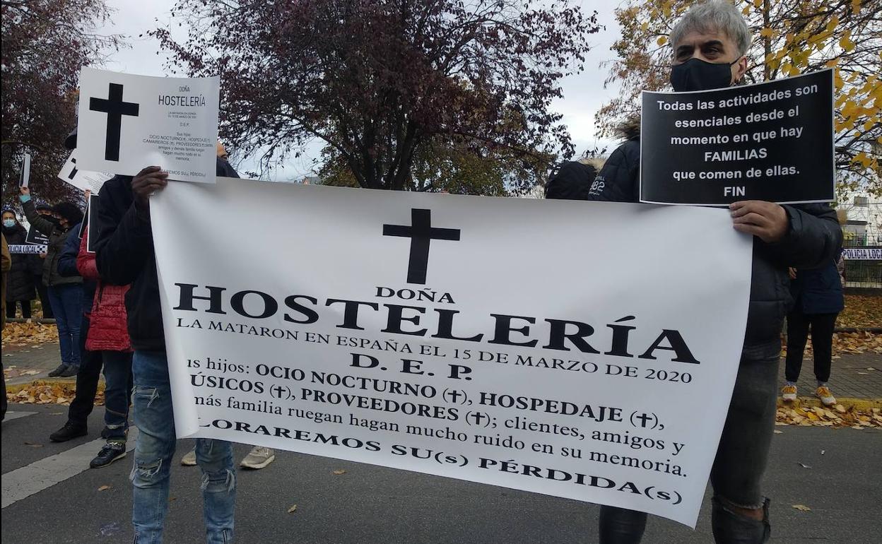 Concentración de protesta de los hoteleros del Bierzo en Ponferrada.