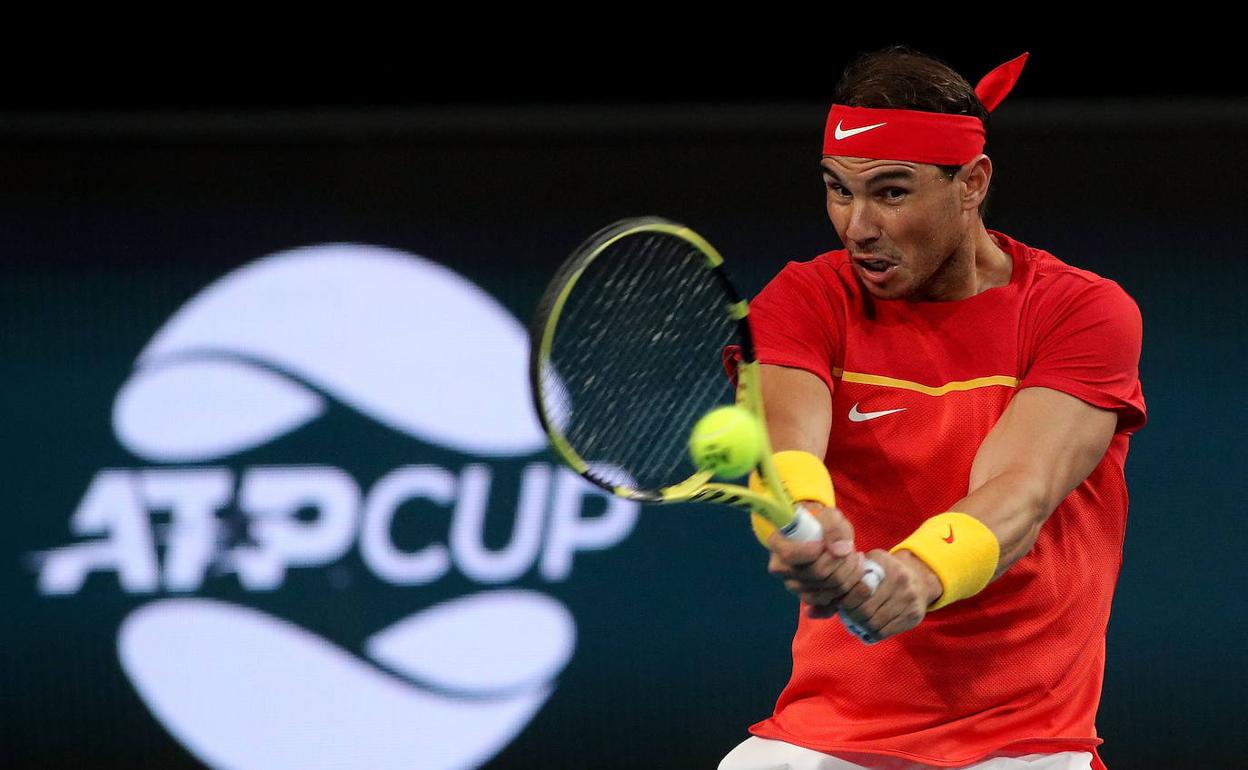 Rafa Nadal golpea la bola en la última edición de la ATP Cup. 