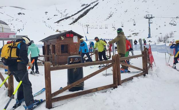 La Diputación establece aforos covid para las estaciones de esquí: 3.305 en San Isidro; 1.164 en Leitariegos