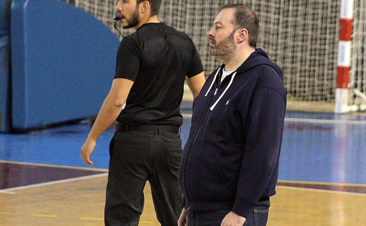 Rafa Gil. entrenador del ULE RBH Global Basket León, en un partido de esta temporada.