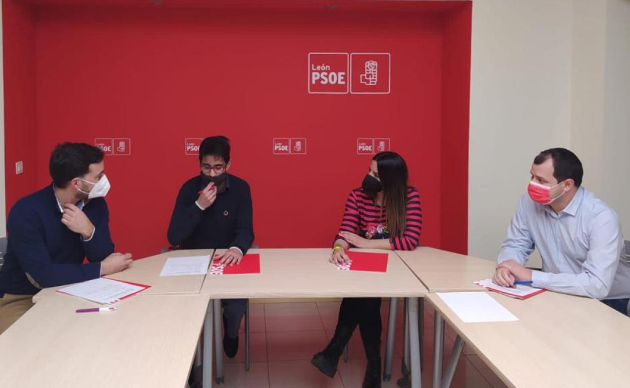 Diego Moreno, Nuria Rubio y Rubén Fernández, junto a Marcos Montiel (2I), concejal del PSOE en Santa María del Páramo.