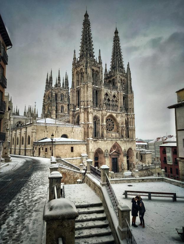 La foto de Juan José Asensio congelaba esta muestra de amor entre Laura y Sergio frente a la Catedral de Burgos.