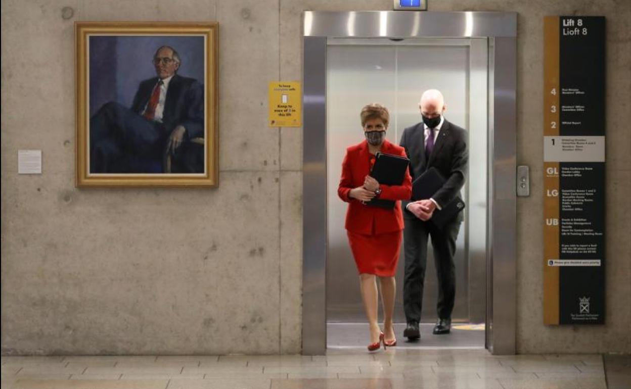 Nicola Sturgeon, primer ministra de Escocia, llega para asistir a una sesión en el Parlamento escocés en Holyrood, Edimburgo.