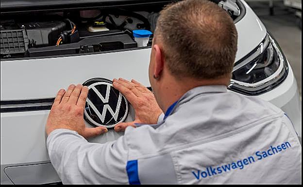 Fotografía de archivo de un empleado de Volkswagen trabajando en una de las fábricas de la compañía