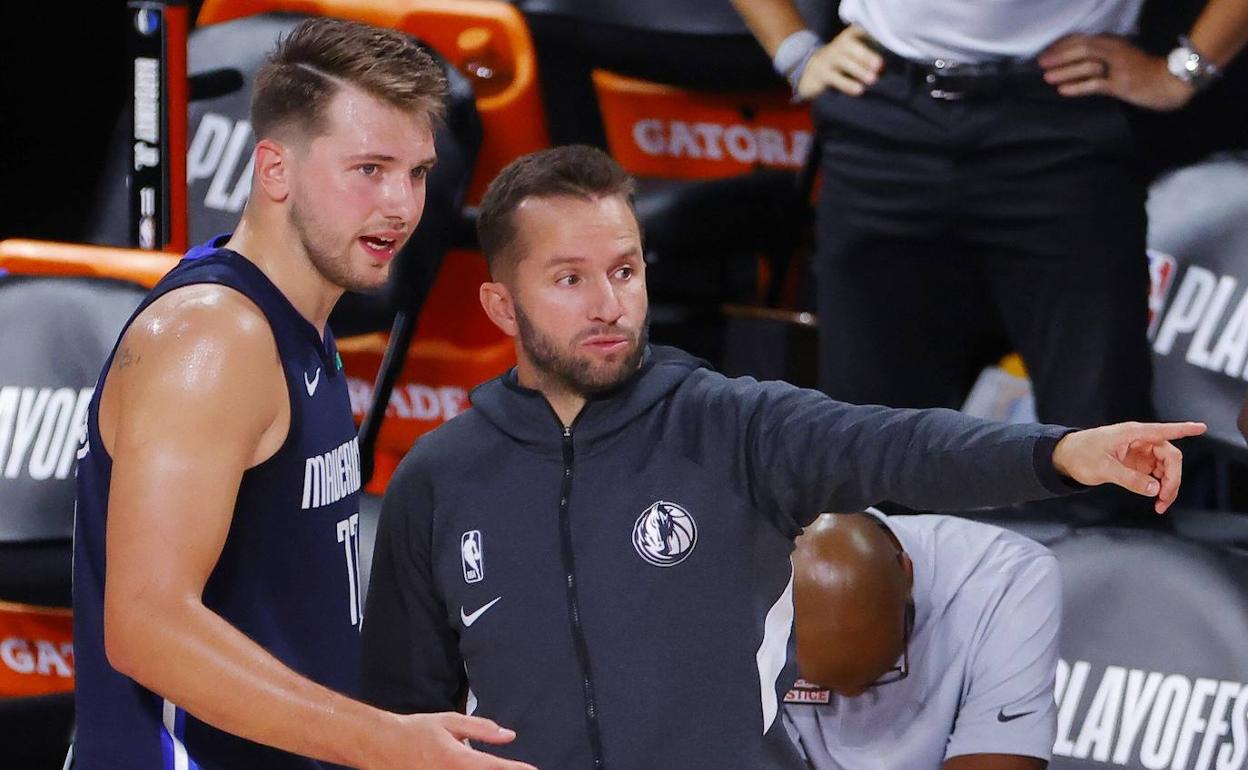 Barea, a la derecha, conversa con el jugador Luka Doncic.