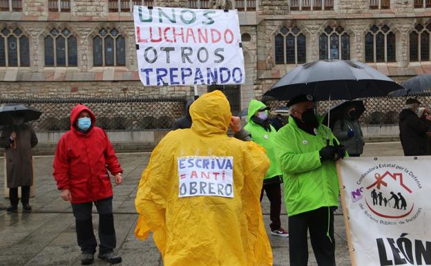 Galería. Concentración frente a Botines de los pensionistas contra el Pacto de Toledo y la reforma Escrivá.