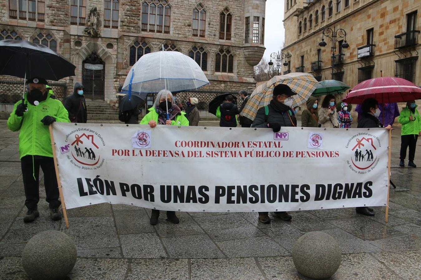 Concentración de los pensionistas frente a Botines contra el Pacto de Toledo.