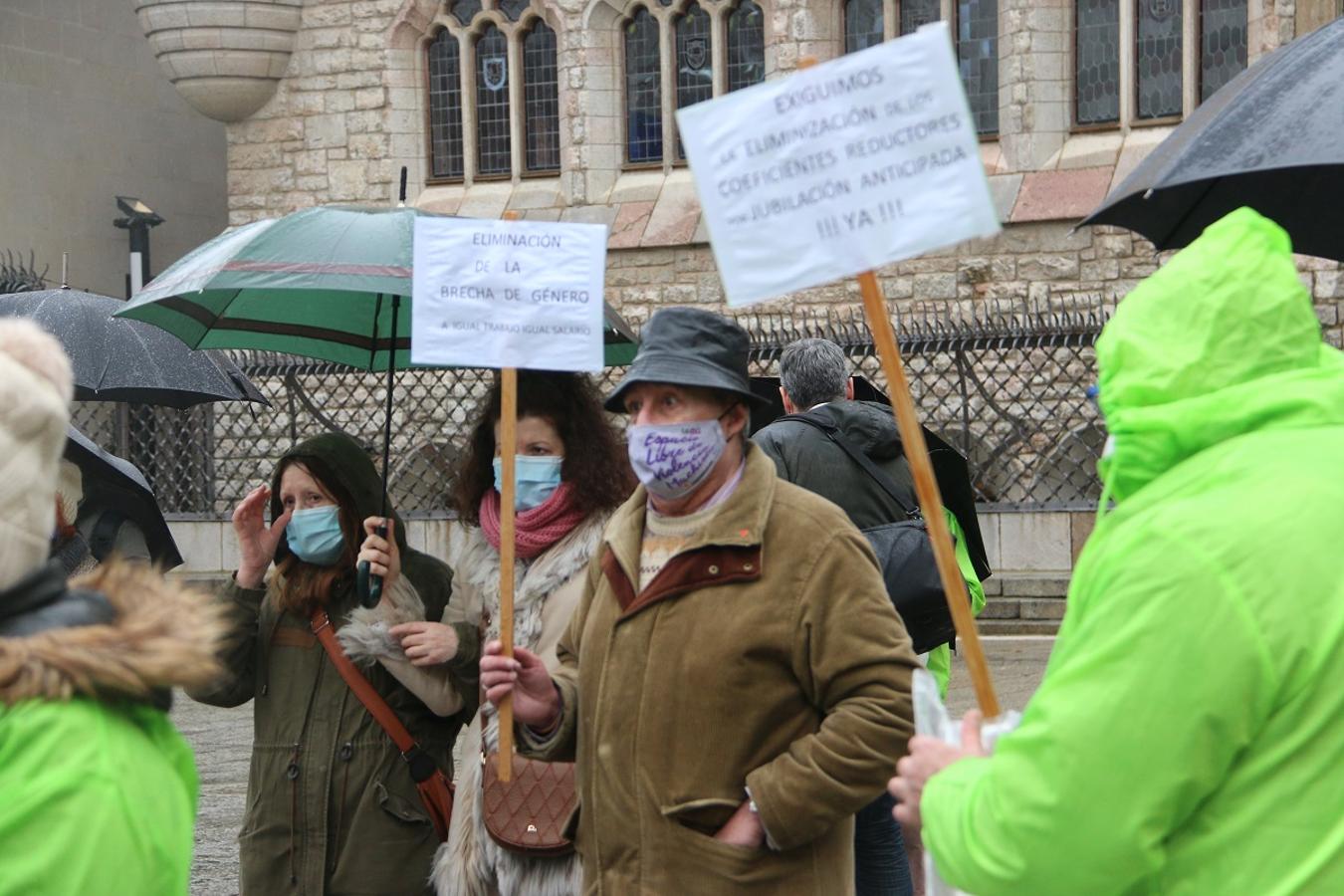 Concentración de los pensionistas frente a Botines contra el Pacto de Toledo.