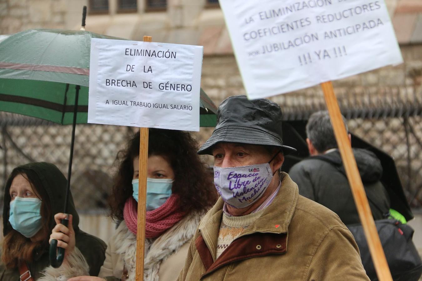 Concentración de los pensionistas frente a Botines contra el Pacto de Toledo.