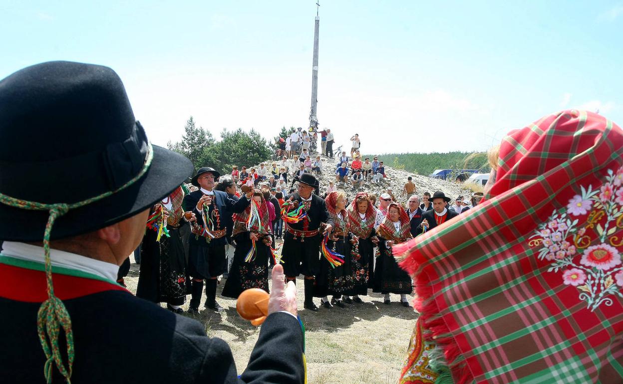 La Cruz de Ferro, en el día de Santiago, con la tradicional romería hasta la ermita adyacente.