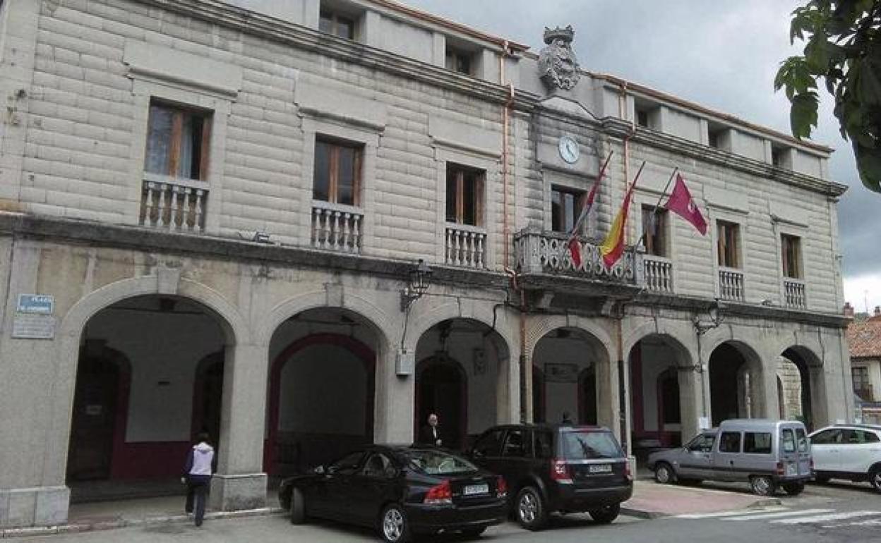 Fachada del ayuntamiento de Cistierna. 