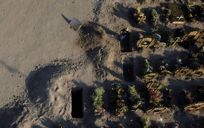 Se ven nuevas tumbas en el cementerio de Xico en el Valle de Chalco, en el Estado de México.