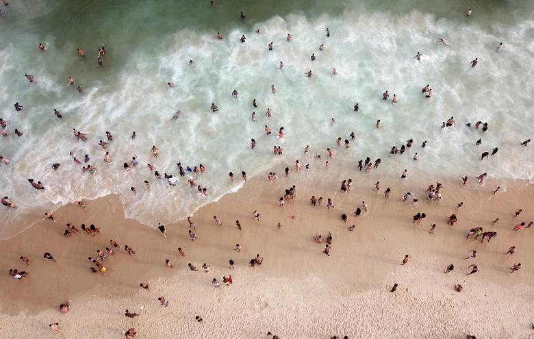 Bañistas disfrutan en la playa de Ipanema, en medio del brote de coronavirus, en Río de Janeiro, Brasil