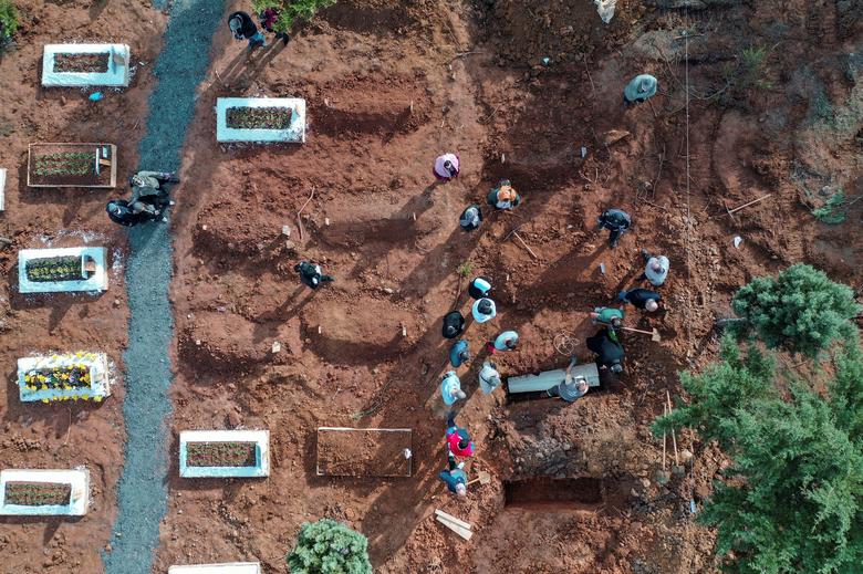 Una vista aérea muestra a familiares enterrando el ataúd de una víctima del coronavirus en el cementerio de Kilyos en Estambul.