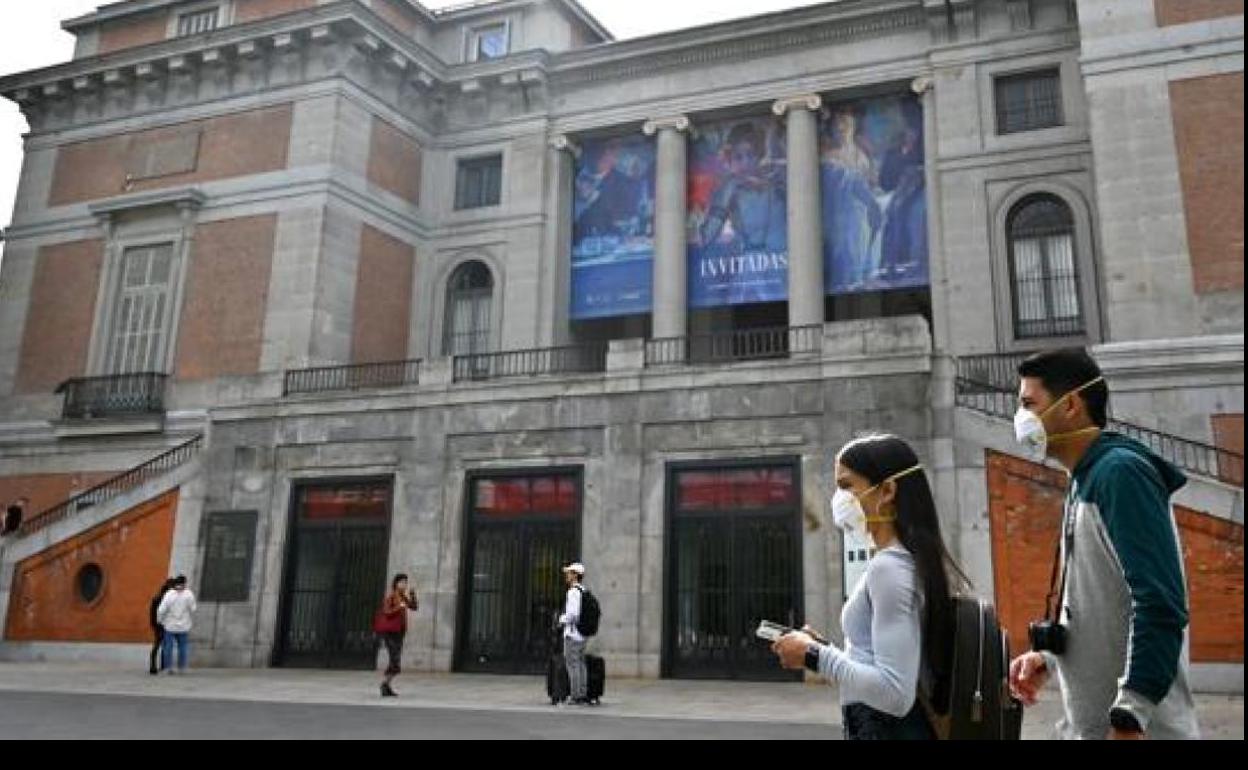 Una de las puertas de acceso al Museo del Prado, cerrado al público por la situación sanitaria.
