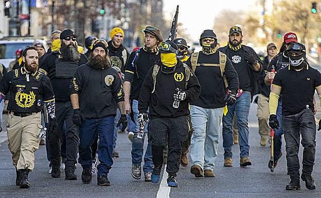 Miembros de Proud Boys, grupo neofascista exclusivamente masculino, marchan en apoyo a Trump.