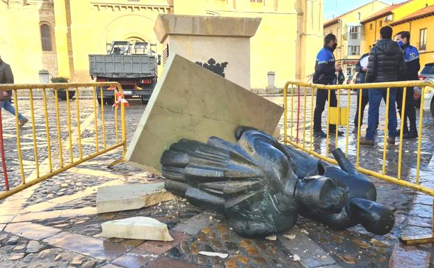 Imagen de la escultura en el suelo tras recibir el impacto del camión que retiraba el árbol de Navidad. 