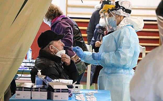 Un señor se somete al test en el cribado de Sahagún.