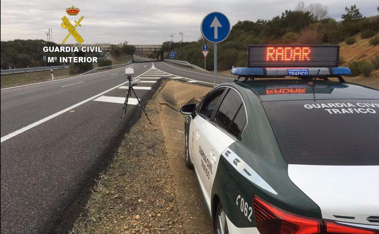 Un coche radar de la Guardia Civil en una carretera.