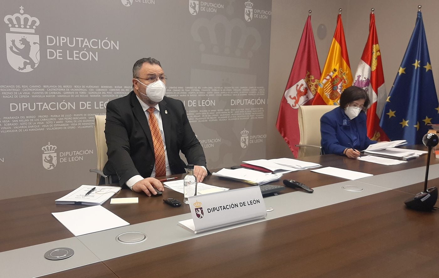 Eduardo Morán y la secretaria de la Diputación, durante el pleno. 