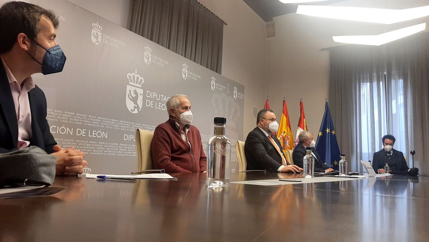 La Diputación de León ha desplegado este miércoles una intensa actividad. En las imágenes fotos del pleno celebrado de forma telemática y rueda de prensa de presentación del informe sobre la cecina de León.